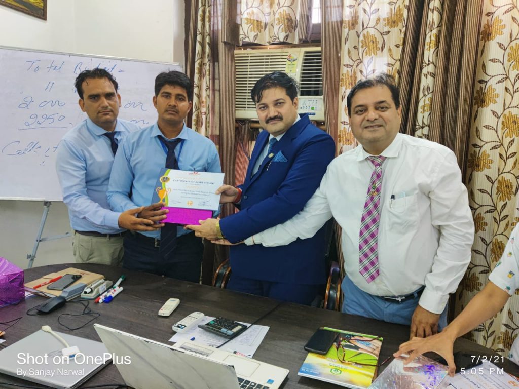 Sandeep Achiever awarded by FM mahesh sharma and Managing Director Sanjay Narwal, Shashi Shekhar Upadhyay - Phoenix life science pvt ltd